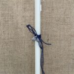 Λευκή τετράγωνη λαμπάδα με μεταλλικό αυτοκίνητο