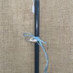 Γκρι στρογγυλή λαμπάδα με μεταλλικό αυτοκίνητο