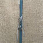 Γκρι στρογγυλή λαμπάδα με μεταλλικό μπρελόκ τρομπέτα