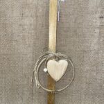 Χρυσή τετράγωνη λαμπάδα με στεφάνι και ξύλινη καρδιά