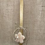 Χρυσή τετράγωνη λαμπάδα με στεφάνι και ξύλινο λουλούδι