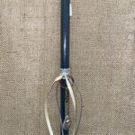 Γκρι στρογγυλή λαμπάδα με μεταλλικό μπρελόκ εργαλείο