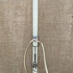 Λευκή τετράγωνη λαμπάδα με μεταλλικό μπρελόκ εργαλείο