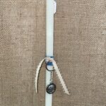 Λευκή τετράγωνη λαμπάδα με μεταλλικό μπρελόκ μπάλα ποδοσφαίρου