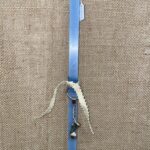 Μπλε τετράγωνη λαμπάδα με μεταλλικό μπρελόκ παπούτσι ποδοσφαίρου