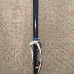 Γκρι στρογγυλή λαμπάδα με μεταλλικό μπρελόκ παπούτσι ποδοσφαίρου