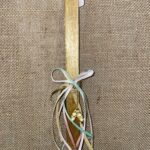 Χρυσή τετράγωνη λαμπάδα με μεταλλικές πουέντ