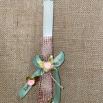 Λευκή τετράγωνη λαμπάδα με τριανταφυλλάκια και μεταλλικές πεταλούδες