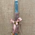 Πετρόλ τετράγωνη λαμπάδα με τριανταφυλλάκια και μεταλλικές πεταλούδες