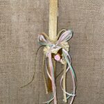 Χρυσή τετράγωνη λαμπάδα με πλεκτή ξύλινη καρδιά