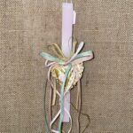 Ροζ τετράγωνη λαμπάδα με πλεκτή ξύλινη καρδιά