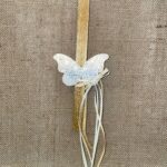 Χρυσή τετράγωνη λαμπάδα με ξύλινη πιτσιλωτή πεταλούδα