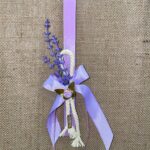 Φούξια τετράγωνη λαμπάδα με μεταλλική πεταλούδα και μωβ ανθάκια