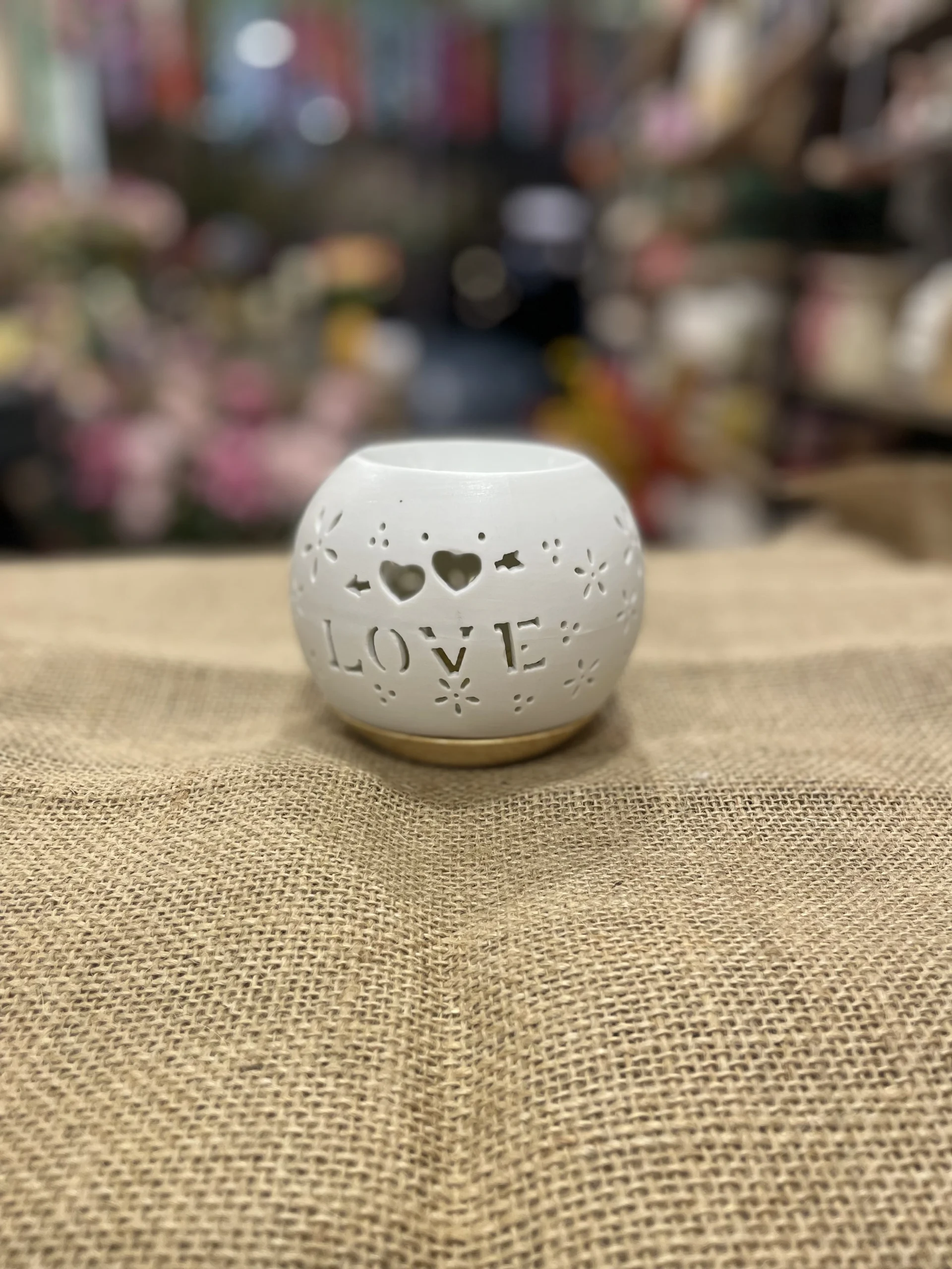 IMG_6921 Αρωματιστής λευκός στρογγυλός ''Love'' με κεραμική βάση σαν ξύλο - Image 1