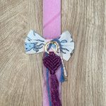 Ροζ πλακέ λαμπάδα με φούξια μακραμέ μπρελόκ