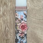 Λευκή πλακέ λαμπάδα με κλειδί και λουλούδι