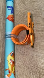 Λευκή στρογγυλή λαμπάδα με μαγνητικό βραχιολάκι με πορτοκαλί δεινοσαυράκι - Image 2