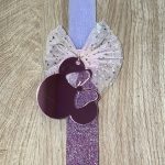 Μωβ πλακέ λαμπάδα με πλεξιγκλάς φούξια καθρεφτάκι Minnie