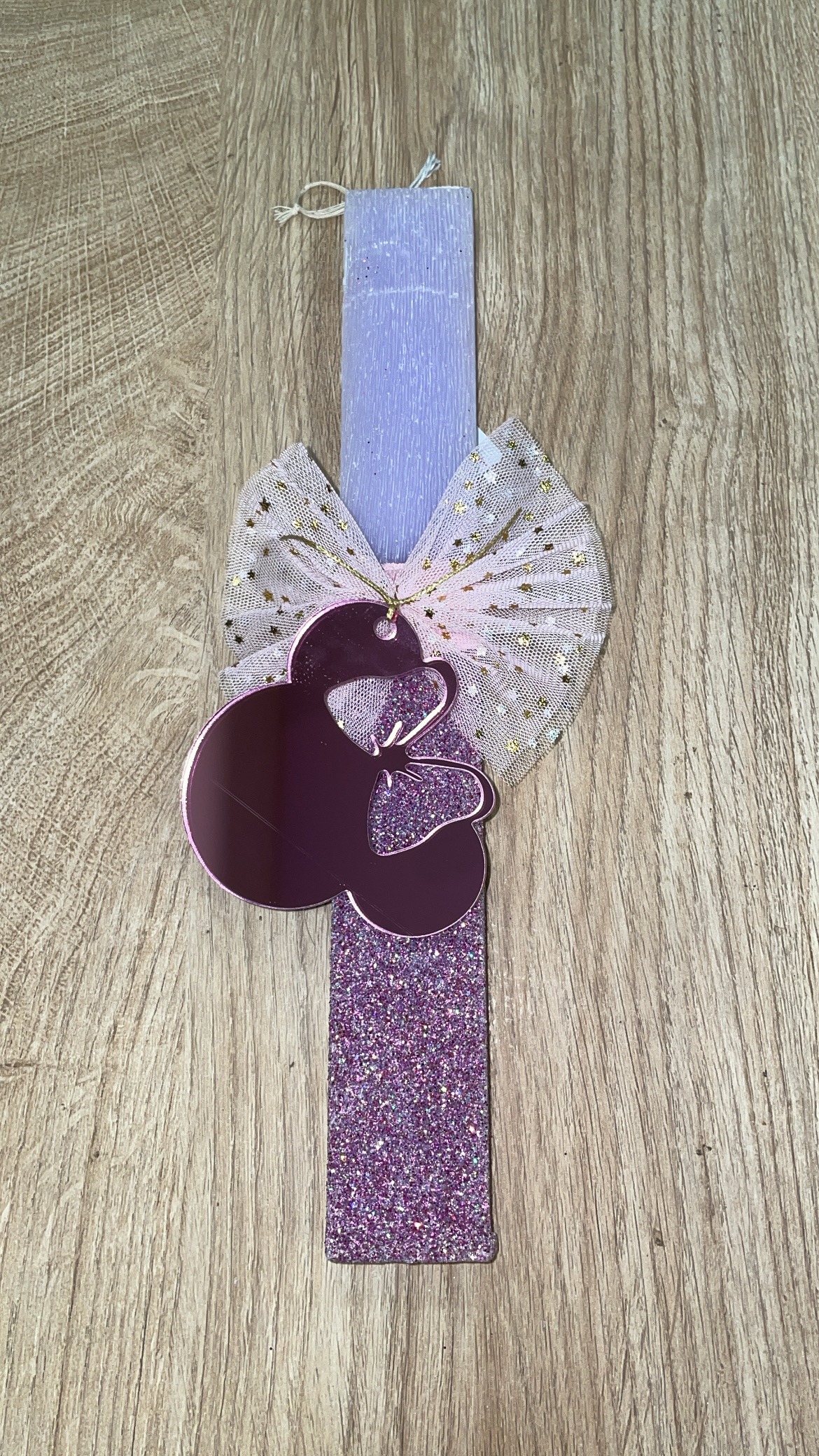 04C4B423-28E5-4C08-B189-327DA13CA22B Μωβ πλακέ λαμπάδα με πλεξιγκλάς φούξια καθρεφτάκι Minnie - Image 1