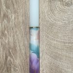 Λευκή στρογγυλή λαμπάδα με μωβ και λευκά λουλούδια