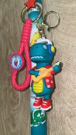 Λευκή στρογγυλή λαμπάδα με δεινοσαυράκι με ακουστικά και κιθάρα - Image 2