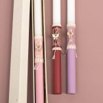 Λευκή και μωβ στρογγυλή λαμπάδα με μεταλλική πεταλούδα