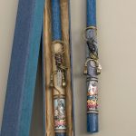 Μπλε στρογγυλή λαμπάδα με μπρελόκ ακουστικά με καφέ δερματάκι