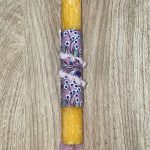 Κίτρινη στρογγυλή λαμπάδα με πον πον και καρδιές που κρέμονται