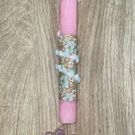 Ροζ στρογγυλή λαμπάδα με πον πον και καρδιές που κρέμονται