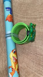 Λευκή στρογγυλή λαμπάδα με μαγνητικό βραχιολάκι με πράσινο δεινοσαυράκι - Image 2