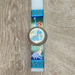 Λευκή πλακέ λαμπάδα με ξύλινο γιογιό με γαλάζιο δεινοσαυράκι