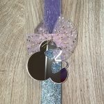 Μωβ πλακέ λαμπάδα με πλεξιγκλάς ροζ καθρεφτάκι Minnie