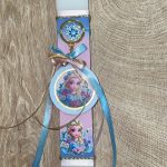 Λευκή πλακέ λαμπάδα με μπρελόκ ξανθιά πριγκίπισσα