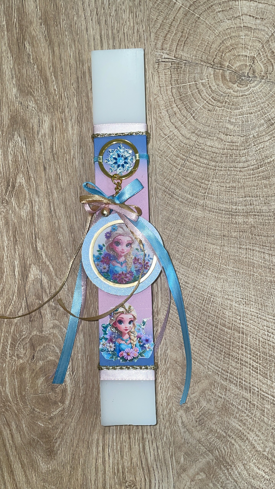 4C8A44E9-3E81-4132-9ECF-4F0A13B10E48 Λευκή πλακέ λαμπάδα με μπρελόκ ξανθιά πριγκίπισσα - Image 1