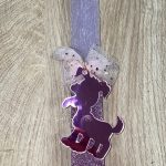 Μωβ πλακέ λαμπάδα με πλεξιγκλάς φούξια καθρεφτάκι σκυλάκι