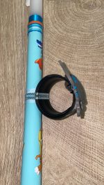 Λευκή στρογγυλή λαμπάδα με μαγνητικό βραχιολάκι με γκρι δεινοσαυράκι - Image 2