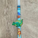 Λευκή στρογγυλή λαμπάδα με μαγνητικό βραχιολάκι με πράσινο δεινοσαυράκι