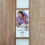 Λευκή πλακέ λαμπάδα με Γιάννη(Οι Απαράδεκτοι) - ''Γλύκανε λίγο''