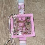 Λευκή πλακέ λαμπάδα με καρουζέλ ροζ