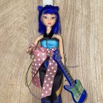 Τραγουδίστρια K-pop με μπλε μαλλιά