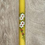 Λαμπάδα κίτρινη από κηρήθρα με λουλούδια