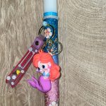 Λευκή στρογγυλή λαμπάδα με ροζ γοργόνα με πορτοκαλί μαλλιά