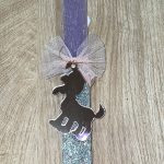 Μωβ πλακέ λαμπάδα με πλεξιγκλάς ροζ καθρεφτάκι σκυλάκι