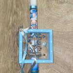 Λευκή στρογγυλή λαμπάδα με γαλάζιο καδράκι με καρουζέλ