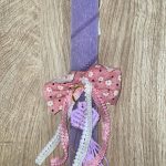 Μωβ πλακέ λαμπάδα με μωβ μακραμέ μπρελόκ