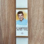 Λευκή πλακέ λαμπάδα με Διονύση Μαυροτσούκαλο - ''Πώς τα βρίσκουν οι βλαμμένοι μεταξύ τους;''