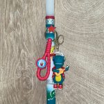 Λευκή στρογγυλή λαμπάδα με δεινοσαυράκι με ακουστικά και κιθάρα