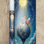 Λευκή στρογγυλή λαμπάδα με μικρό Πρίγκηπα και αντίστοιχο ξύλινο καδράκι