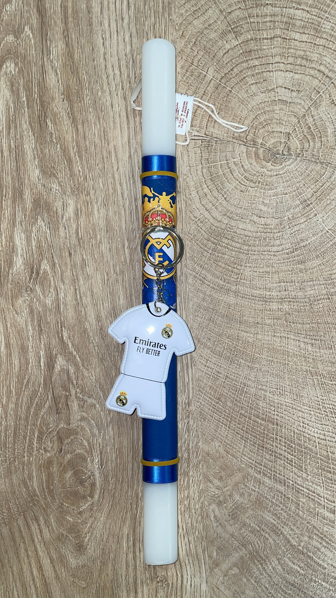 942CA2EE-C6C0-4D85-AAF6-CC3E6DCF0FE1 Λευκή στρογγυλή λαμπάδα με μπρελόκ φανέλα Real Madrid - Image 1