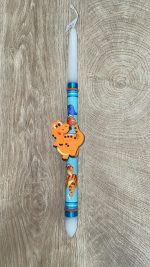 Λευκή στρογγυλή λαμπάδα με μαγνητικό βραχιολάκι με πορτοκαλί δεινοσαυράκι